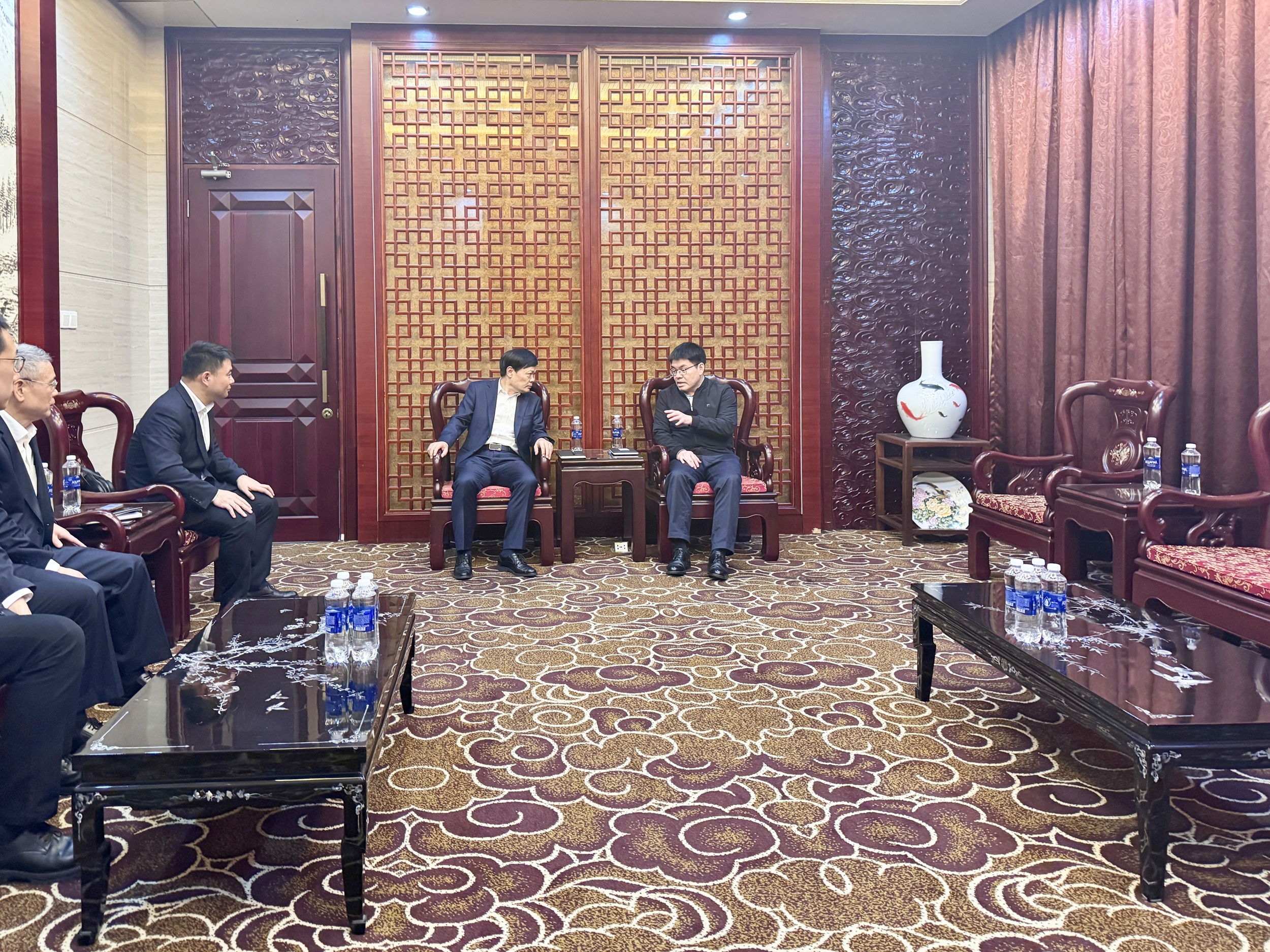 李立新拜会驻越南大使馆并开展系列商务交流活动